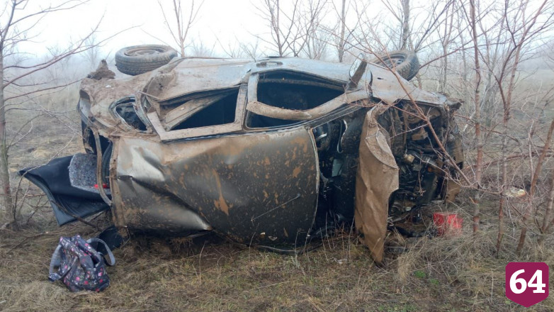 Два человека погибли в перевернувшемся под Саратовом автомобиле