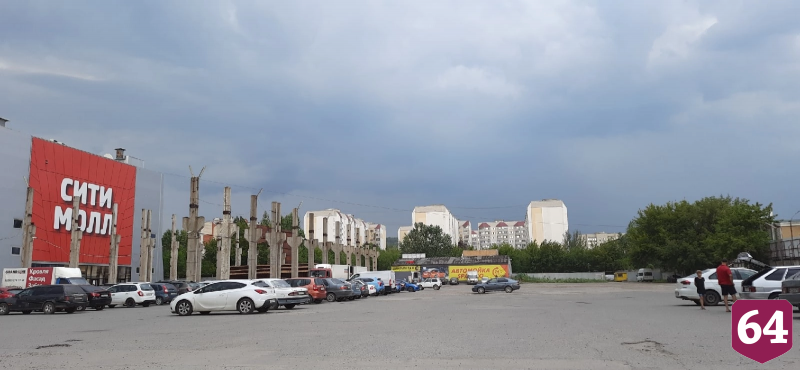 Жители в грозу сняли водопад на набережной Саратова