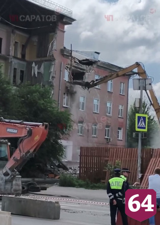 В Саратове разбирают дом с рухнувшими подъездами