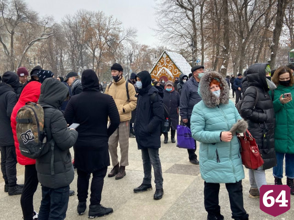 В Саратове несовершеннолетние на митинг Навального вышли за еду