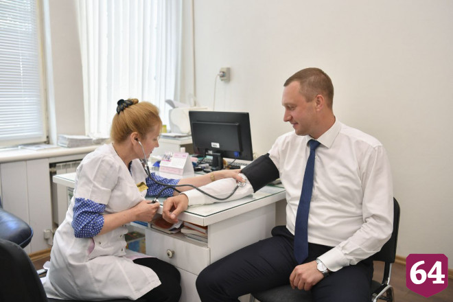 Глава Саратовской области ревакцинировался от коронавируса 