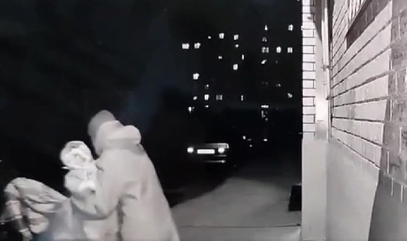 В Саратове женщина с «грудничком» на руках украла коляску из подъезда