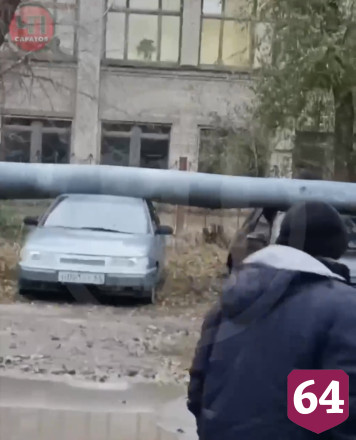 В Саратове трубой теплотрассы придавило 9 автомобилей