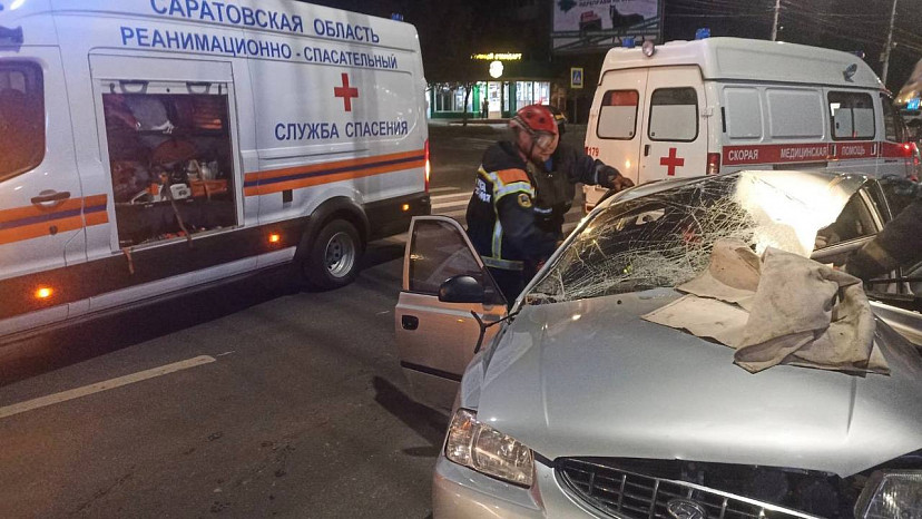 В Саратове иномарка протаранила столб