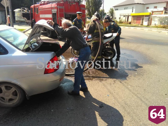 В Энгельсе мотоциклист упал под легковушку и сломал ногу