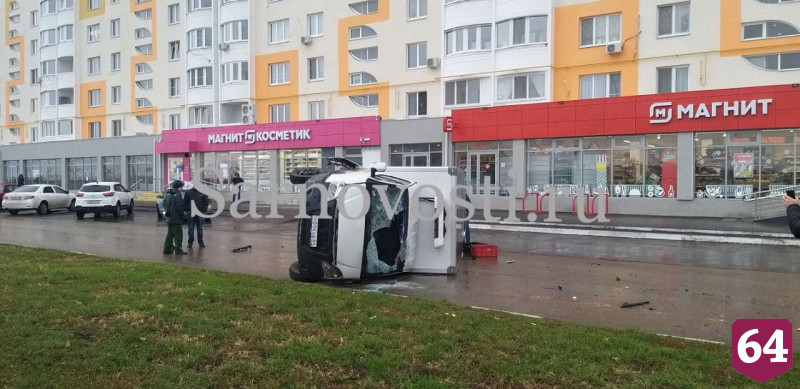 В Саратове грузовик опрокинулся на бок после ДТП с иномаркой