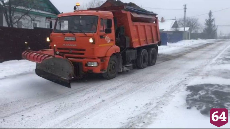 Саратов от снега убирают 200 спецмашин
