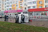 В Саратове грузовик опрокинулся на бок после ДТП с иномаркой