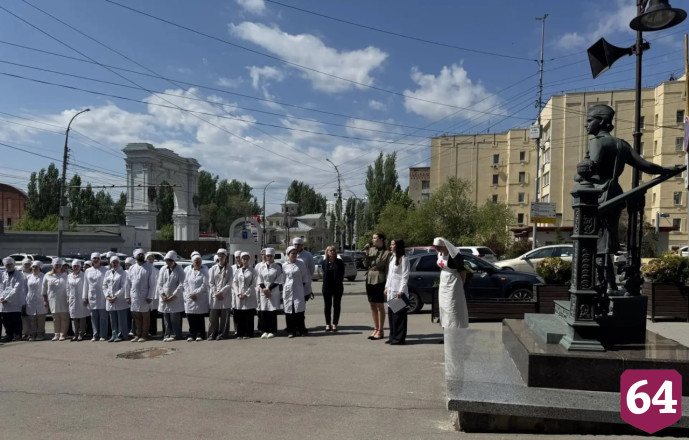В Саратове у памятника военной медсестре читали стихи и пели песни