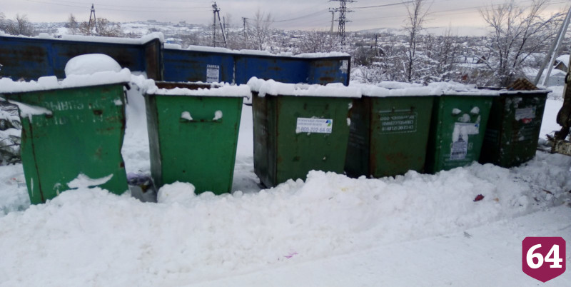 Мусоровозы не смогли подъехать к 100 площадкам из-за снегопада