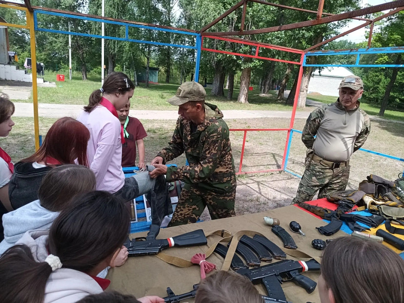 В саратовском лагере дети изучили устройство автомата и написали бойцам СВО