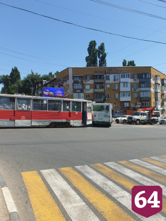 В Саратове трамвай врезался в автобус