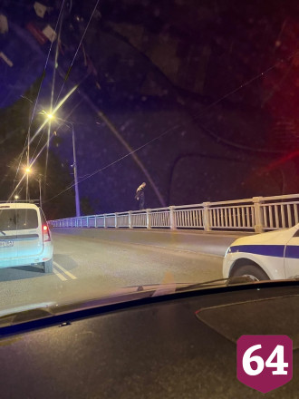 С перил саратовского моста сняли неадекватного мужчину