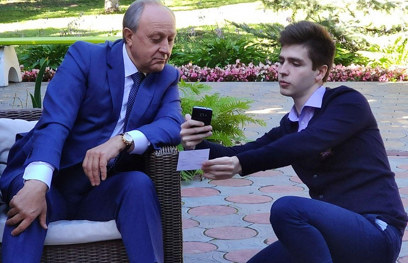 Губернатора впечатлила идея показа спектаклей в саратовских троллейбусах 