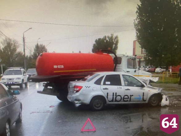 Таксист протаранил автоцистерну и попал в больницу