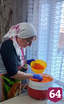 Саратовцы сушат овощи для бойцов на передовой