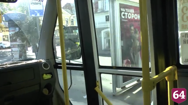 Грабитель сорвал с женщины золотую цепочку на остановке в центре Саратова