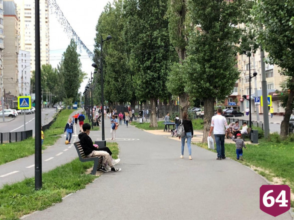Жители Саратова проводят вечер на прогулках без масок