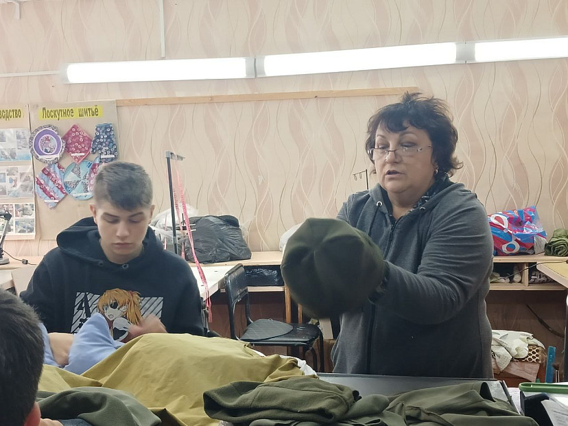 В лицее под Саратовом поставили на поток производство изделий для бойцов СВО