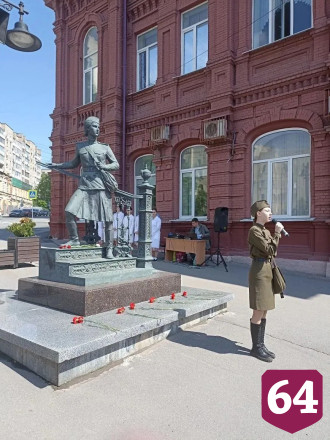 В Саратове у памятника военной медсестре читали стихи и пели песни