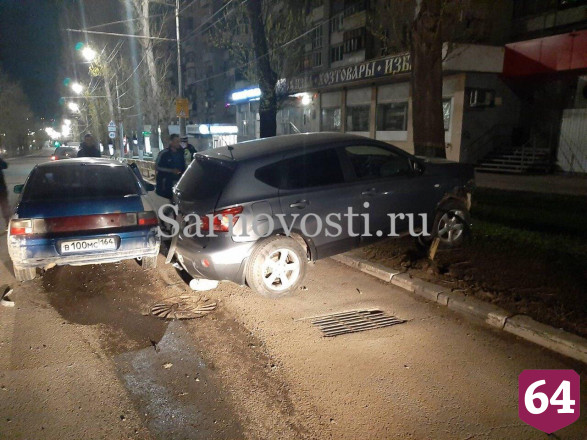 В Саратове пьяный водитель протаранил припаркованный «Ниссан» 