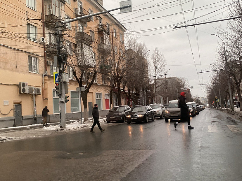 Центр Саратова замер в предновогодних пробках