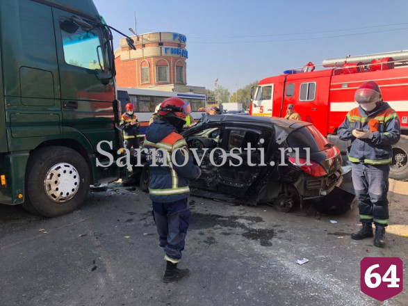 В ДТП с 2 фурами на выезде из Саратова пострадала автоледи