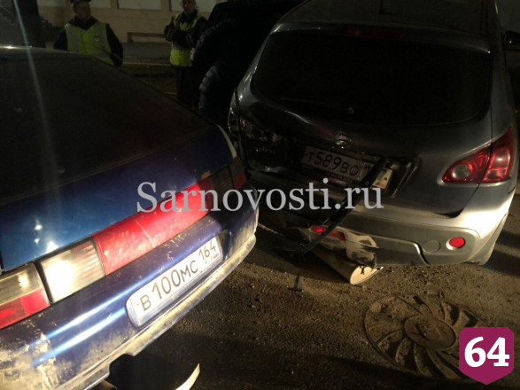 В Саратове пьяный водитель протаранил припаркованный «Ниссан» 