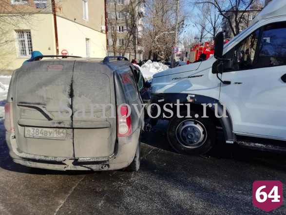 В Саратове водитель легковушки пострадал в ДТП с грузовиком
