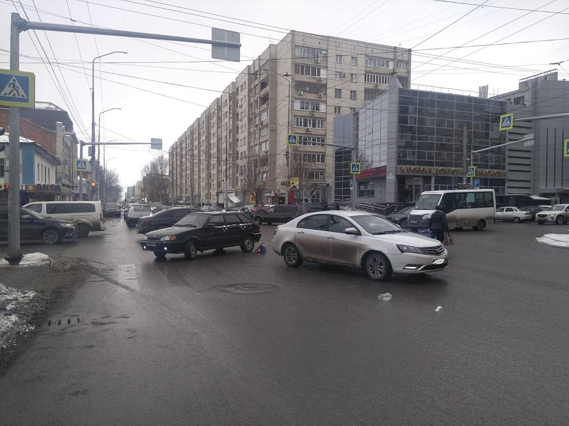 В центре Саратова водитель иномарки сбил женщину