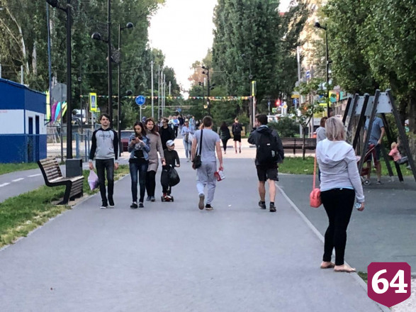 Жители Саратова вышли на вечернюю прогулку без масок