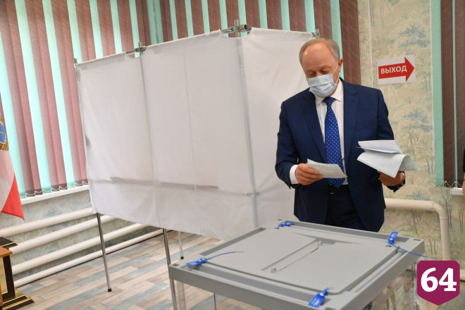 Саратовский губернатор проголосовал на выборах в Госдуму 