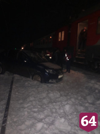 Под Саратовом электричка протаранила автомобиль