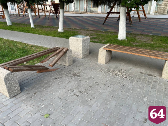 На проспекте под Саратовом неизвестные сломали лавочку и разбросали шелуху от семечек