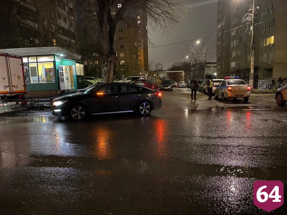 В Саратове водитель BMW покалечил двух человек и скрылся