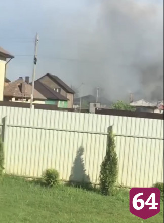 Пожарные не дали полыхающей бане погубить коттеджный поселок