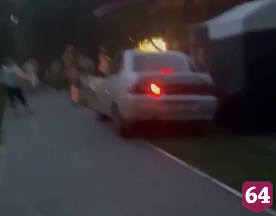 Саратовцев возмутил автохам в полном детей сквере