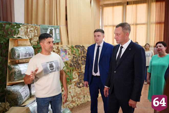 Роман Бусаргин поблагодарил ершовских волонтеров за труд и патриотизм