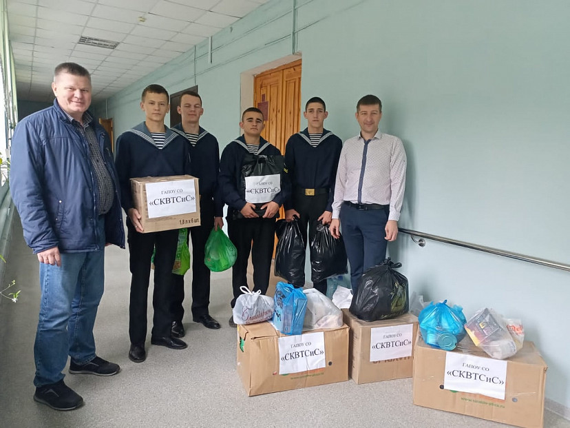 Саратовские студенты и морпехи собрали помощь для участников спецоперации