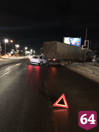 Водитель BMW залетел под фуру у METRO и попал в больницу