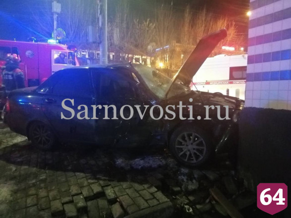 В центре Саратова пьяный водитель протаранил иномарку