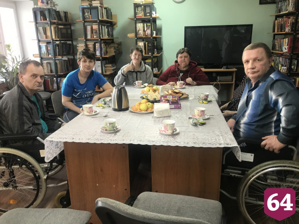 В доме-интернате под Саратовом вяжут носки для участников СВО
