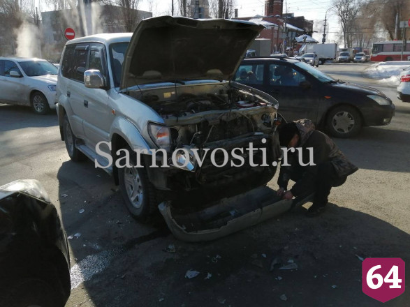 В Саратове водитель проехал на красный и протаранил легковушку автоледи