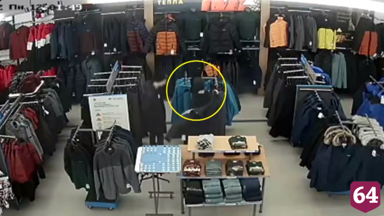 Юноша пытался украсть куртку из «Спортмастера» и попал на видео