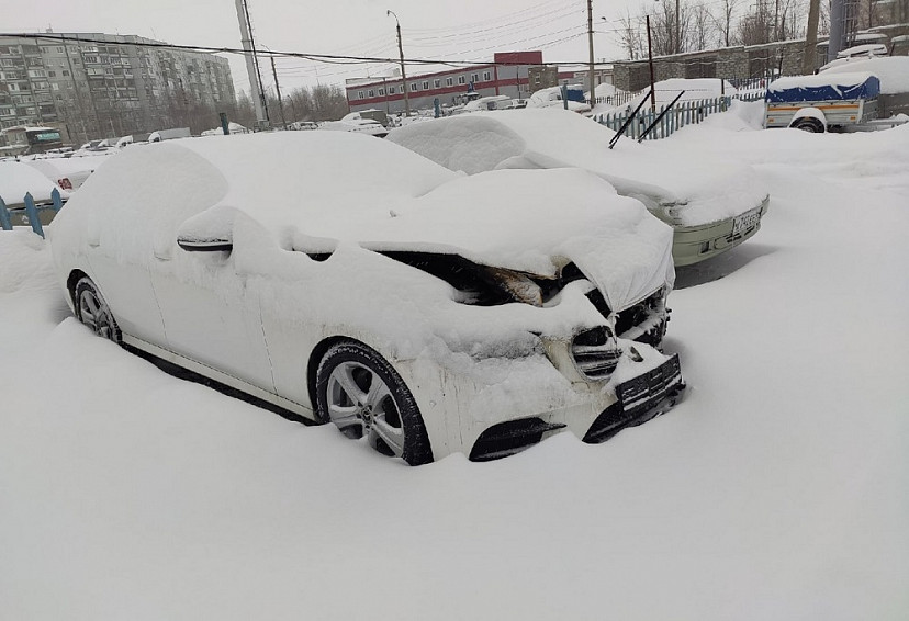 Вечером саратовские пожарные тушили Mercedes