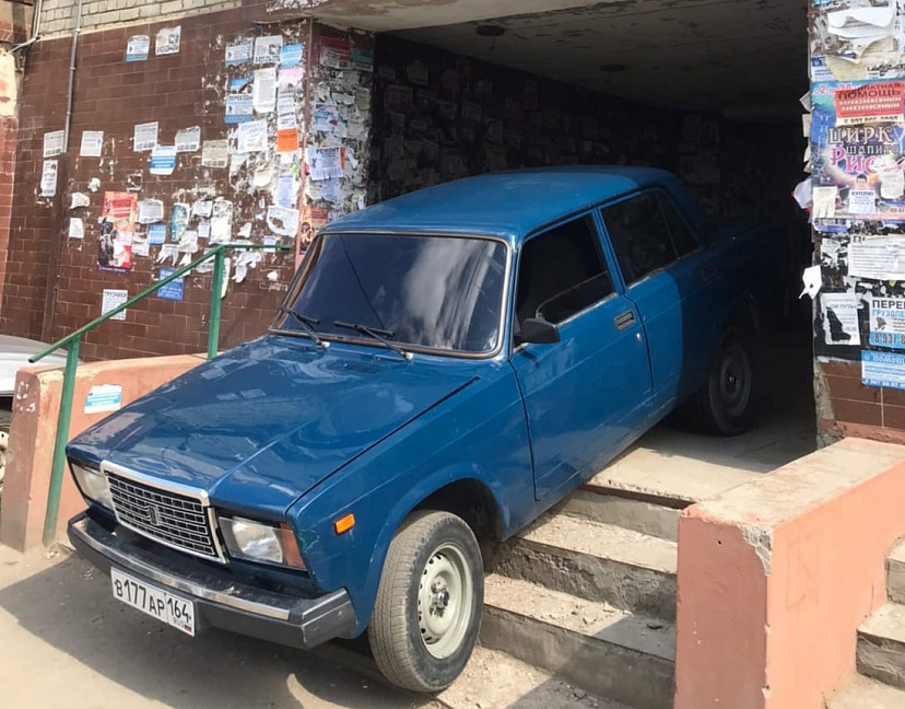В Энгельсе автомобиль застрял на лестнице 