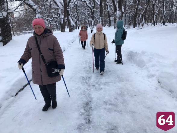 Саратовские пенсионерки нашли секрет молодости в скандинавской ходьбе