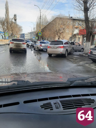 Рядом с саратовским вокзалом столкнулись 5 автомобилей