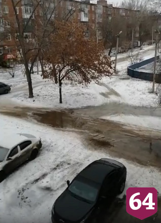 Горожане пожаловались на залитый вместе с катком двор