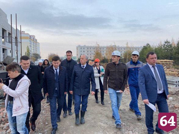Радаев похвалил подрядчика за организацию работ при строительстве детсада в Энгельсе 